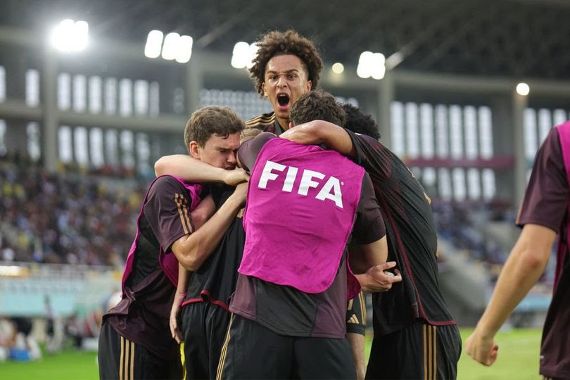 Skuat Timnas Jerman U-16 merayakan gol Paul Brunner ke gawang Timnas Argentina U-17 di semifinal Piala Dunia U-17 2023, Selasa (28/11/2023).