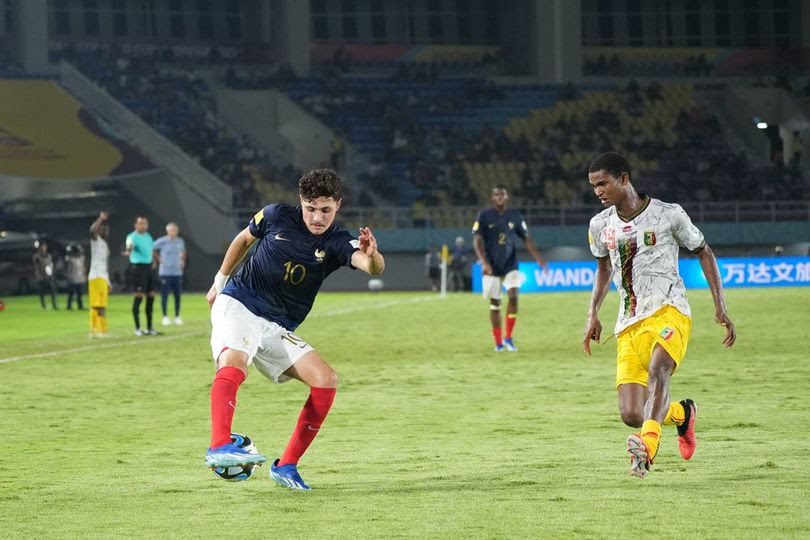 Gelandang Prancis U-17 Ismail Bouneb, beraksi melawan Mali U-17 di semifinal Piala Dunia U-17 2023 di Stadion Manahan, Solo, Selasa (28/11/2023).