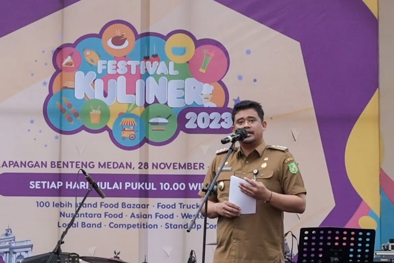 Wali Kota Medan, Bobby Nasution membuka Festival Kuliner Medan di Lapangan Benteng, Selasa (28/11/2023). (Dok/Kominfo Medan)