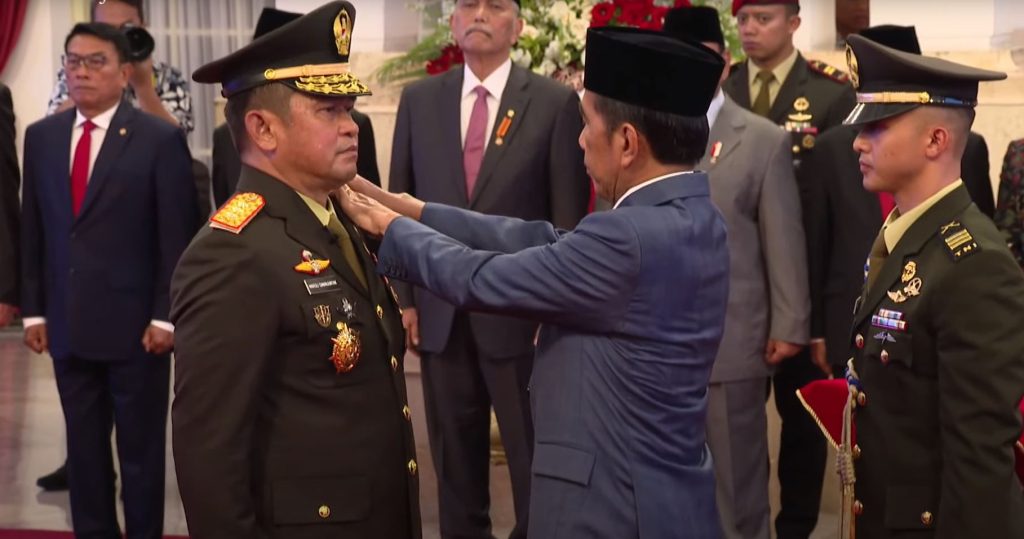 Presiden Jokowi melantik Letjen TNI Maruli Simanjuntak sebagai KSAD, di Istana Negara, Jakarta, Rabu (29/11/2023).