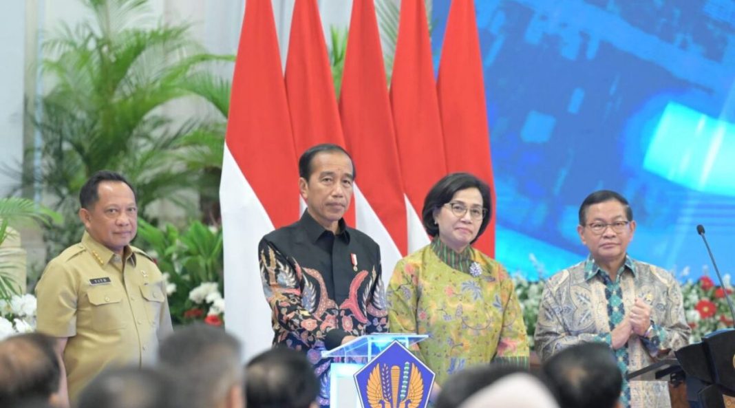 Presiden Jokowi dalam arahannya pada acara Penyerahan secara Digital DIPA dan Buku Daftar Alokasi TKD Tahun 2024 di Istana Negara, Jakarta, Rabu (29/11/2023).