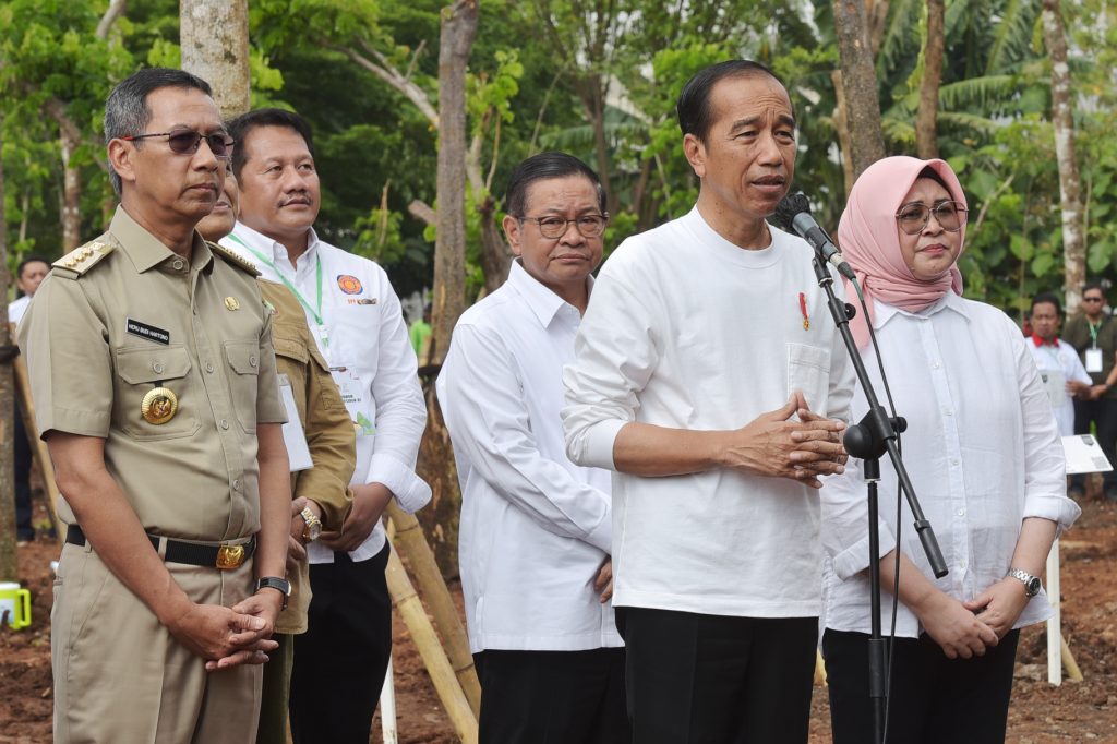 Presiden Jokowi menghadiri acara Gerakan Tanam Pohon Bersama di Hutan JIEP Kawasan Industri Pulo Gadung, Jakarta Timur, Rabu (29/11/2023). (Dok/Humas Setkab)