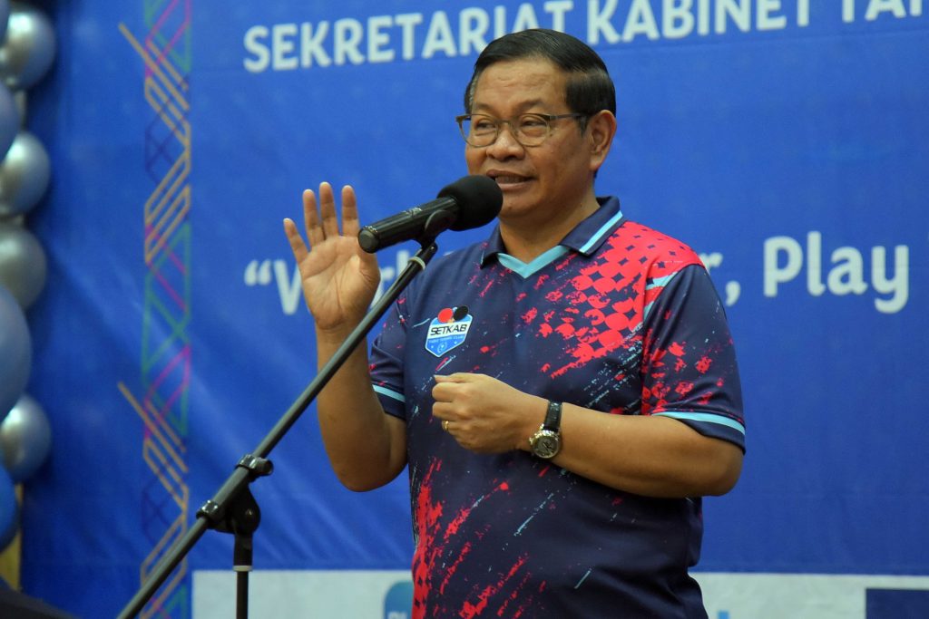 Seskab Pramono Anung saat menutup Turnamen Tenis Meja Setkab Tahun 2023, di Aula Gedung 3, Kemensetneg, Selasa (28/11/2023). (Dok/Humas Setkab)