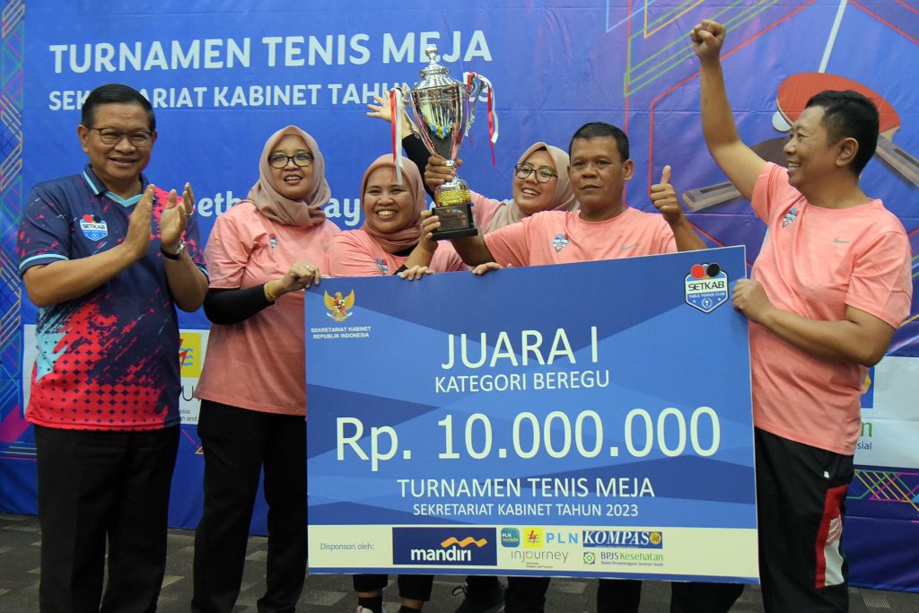 Seskab Pramono Anung bersama Tim Tenis Meja Kedeputian Marinves, Juara Beregu Turnamen Tenis Meja Setkab Tahun 2023, di Aula Gedung 3, Kemensetneg, Selasa (28/11/2023). (Dok/Humas Setkab)