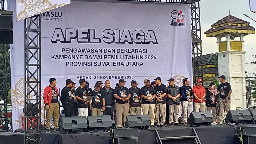 Bawaslu Sumut menggelar Apel Siaga Pengawasan dan Deklarasi Kampanye Damai untuk Pemilu 2024 di Istana Maimun Medan, Rabu (29/11/2023). (Dok/Humas)