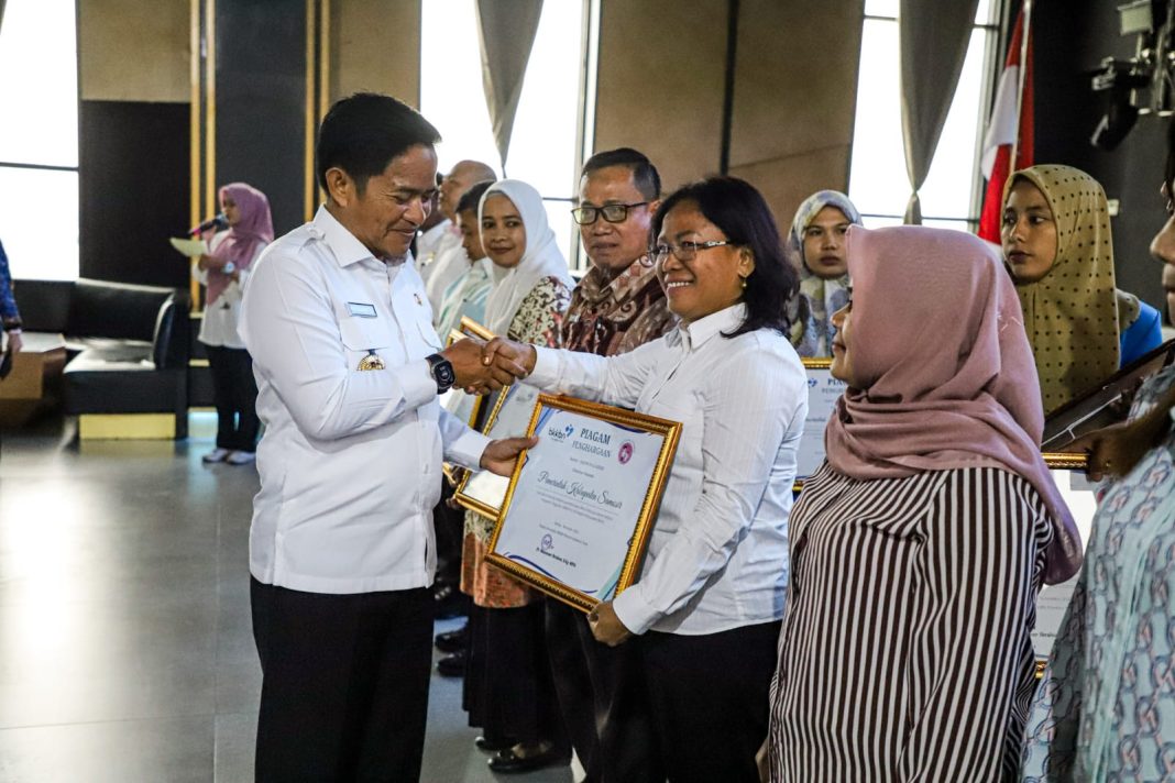 Pj Gubernur Sumut Dr Hassanudin menyerahkan penghargaan kepada 10 pemerintah kabupaten/kota yang telah berkomitmen dalam menurunkan angka prevalensi stunting di Hotel Grand Central Premiere Medan, Rabu (29/11/2023). (Dok/BKKBN)