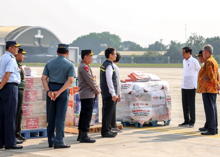 Pelepasan bantuan dilakukan oleh Presiden Joko Widodo di Pangkalan TNI AU Halim Perdana Kusuma, Jakarta, Senin (20/11/2023). (Dok/Kemenkes RI)