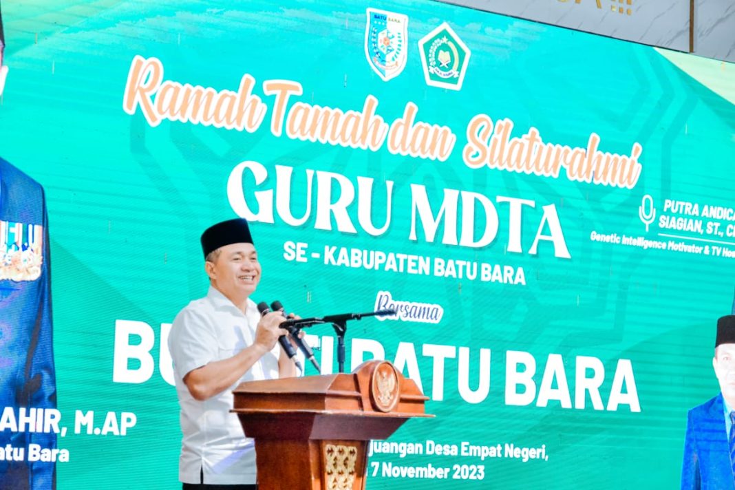 Bupati Batubara Ir H Zahir MAP saat acara ramah tamah dan silaturahmi bersama guru MDTA di Pendopo Perjuangan, Desa Empat Negeri, Kecamatan Datuk Lima Puluh, Selasa (7/11/2023). (Dok/Kominfo Batubara)