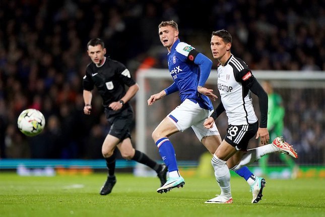 Due antara gelandang Ipswich Town, Jack Taylor dengan gelandang Fulham, Sasa Lukic pada putaran ke04 Carabao Cup 2023/2024, Kamis (2/11/2023) WIB.