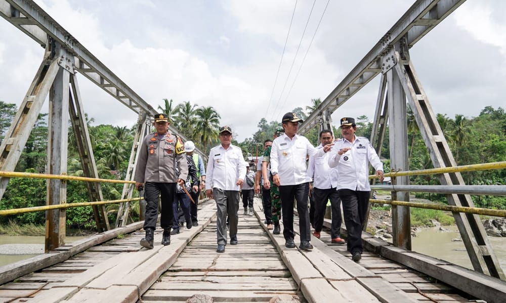 Pj Gubernur Sumut Dr Hassanudin didampingi Bupati Nias Barat Khenoki Waruwu dan lainnya meninjau jembatan Idano Noyo, Nias Barat, Kamis (16/11/2023). (Dok/Kominfo Sumut)