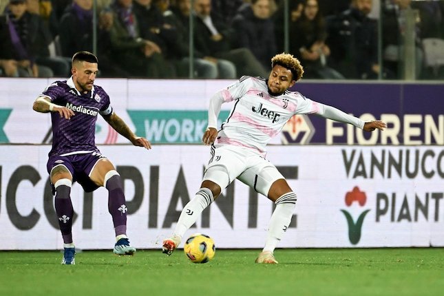 Aksi Weston McKennie (kanan) di laga Fiorentina vs Juventus di pekan ke-11 Serie A 2023/2024 di Artemio Franchi, Senin (6/11/2023) dini hari WIB.