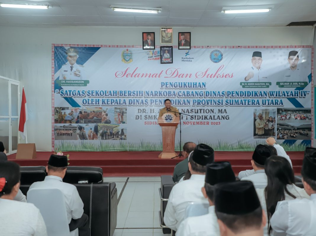 Kepala Dinas Pendidikan Sumut H Asren Nasution bersama Bupati Dairi Eddy KA Berutu kukuhkan Satgas Sekolah Bersih Narkoba di SMKN 1 Sidikalang, Selasa (14/11/2023). (Dok/Kominfo Dairi)