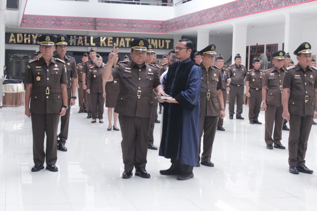 Dr Iwan Ginting SH MH yang tadinya Kajari Jakarta Barat, saat diambil sumpah jabatan pada pelantikannya sebagai Aspidsus Kejati Sumut, di Aula Adhyaksa Hall kantor Kejati Sumut, Rabu (1/11/2023). (Dok/Penkum Kejati Sumut)