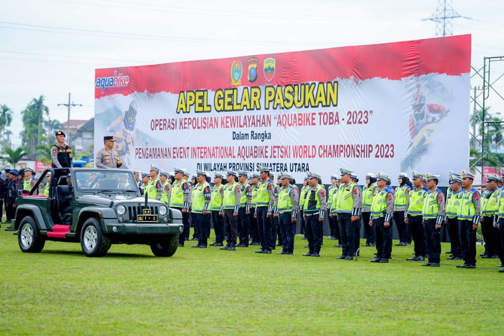 Polda Sumut menggelar apel gelar pasukan dalam rangka Operasi Kepolisian Kewilayahan Aquabike Toba 2023 di Lapangan Bola Mapolda Sumut, Jumat (17/11/2023). (Dok/Humas Polri)