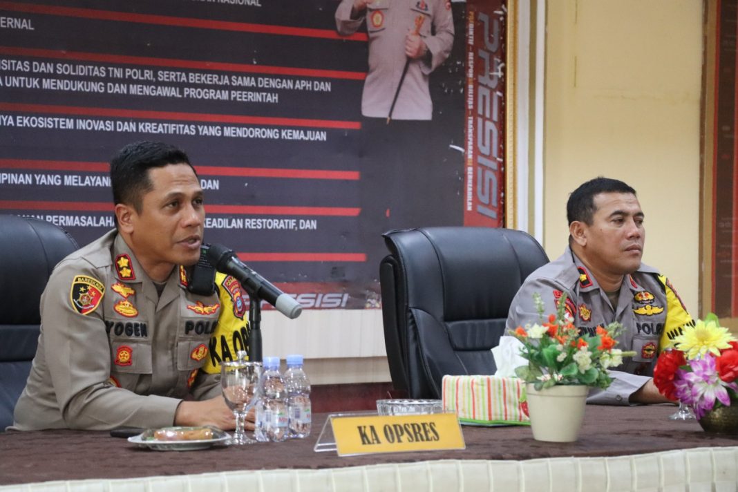 Kapolres Pematangsiantar AKBP Yogen Heroes Baruno saat memimpin anev bersama PJU dan Kapolsek jajaran Aula Satya Widya Brata Polres Pematangsiantar, Selasa (21/11/2023). (Dok/Humas Polres Pematangsiantar)