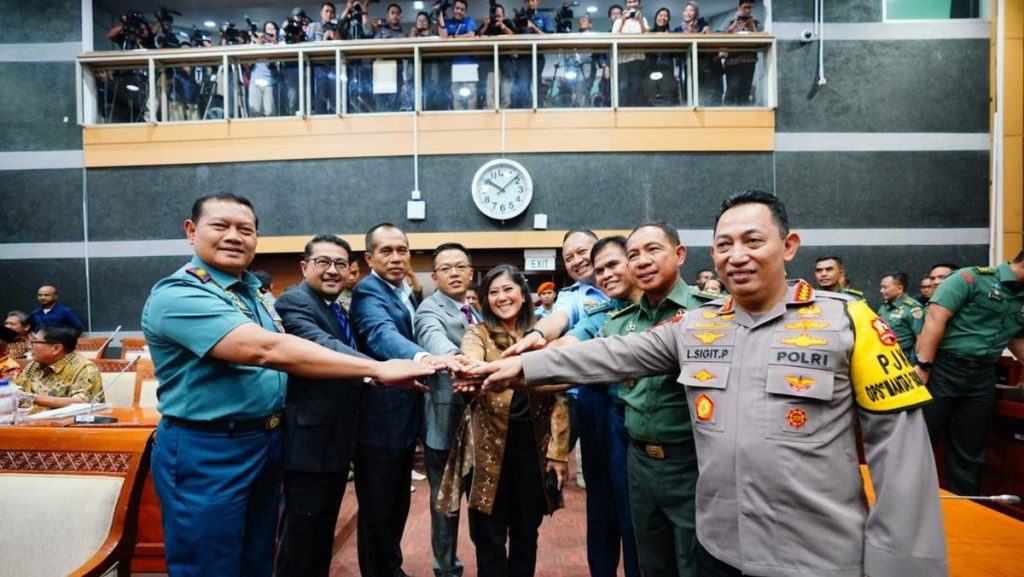 Kapolri Jenderal Pol Listyo Sigit Prabowo selepas mengantar langsung Jenderal TNI Agus Subiyanto ke DPR untuk menjalani uji kelayakan dan kepatutan atau fit and proper test di DPR RI, Kompleks Senayan, Jakarta, Senin (13/11/2023). (Dok/Humas Polri)