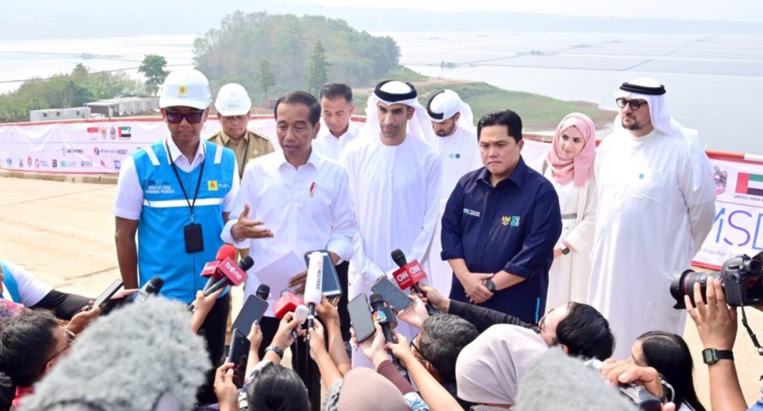 Presiden Jokowi memberikan keterangan usai meresmikan PLTS Terapung Cirata yang berkapasitas 192 megawatt peak (MWp) di Kabupaten Purwakarta, Jawa Barat, Kamis (9/11/2023)