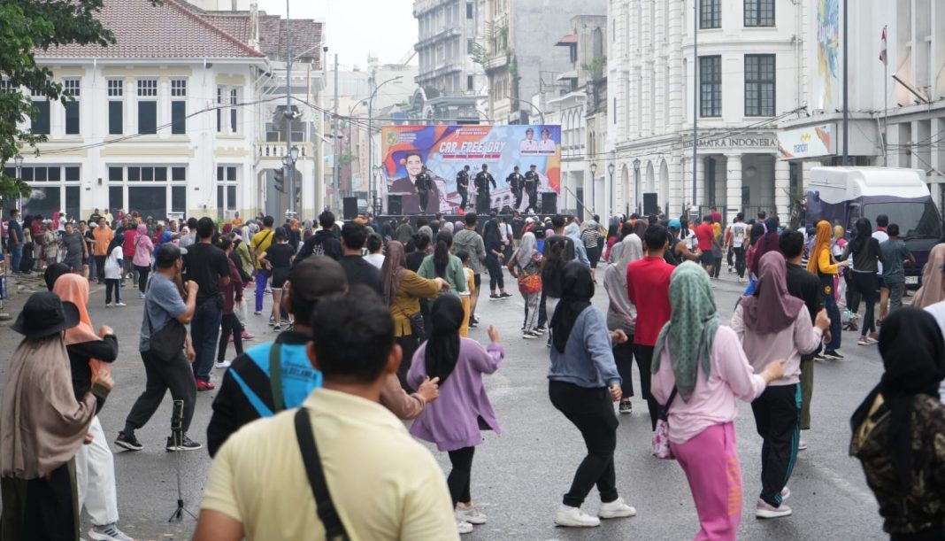 Kegiatan CFD yang berlangsung di seputaran Lapangan Merdeka Medan tetap antusias diikuti masyarakat meskipun hujan terus mengguyur Kota Medan, Minggu (5/11/2023) pagi. (Dok/Kominfo Medan)