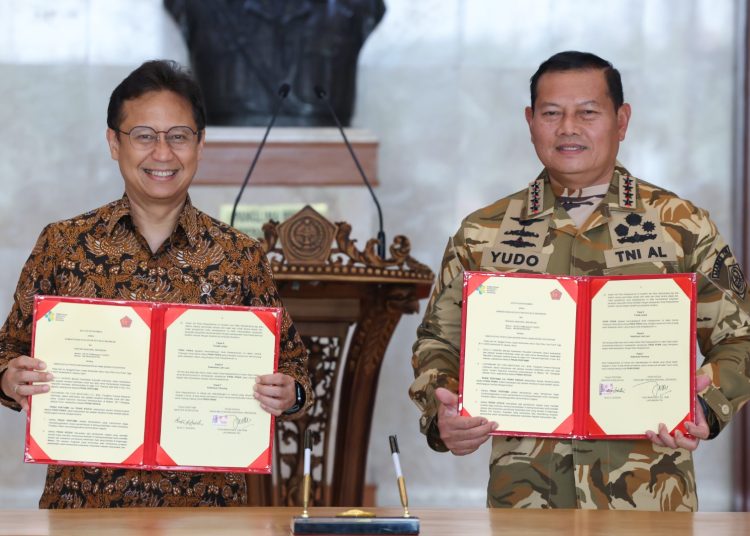 Kemenkes RI dan TNI sepakati kerja sama bidang kesehatan. Kerja sama tersebut tertuang dalam MOU yang ditandatangani Menteri Kesehatan RI Budi Gunadi Sadikin dan Panglima TNI Yudo Margono di Mabes TNI Cilangkap, Jakarta Timur, Senin (6/11/2023). (Dok/Kemenkes RI)