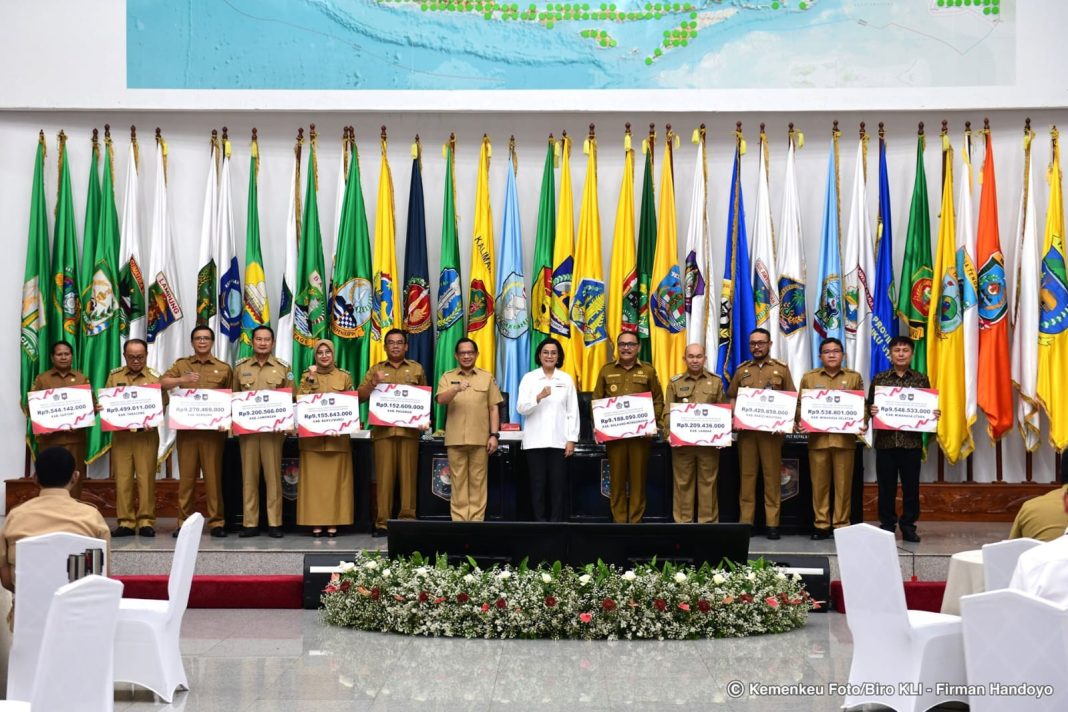 Menkeu RI Sri Mulyani Indrawati hadiri rapat pengendalian inflasi daerah bersama Menteri Dalam Negeri Tito Karnavian, serta penyerahan penghargaan insentif fiskal tahun berjalan atas pengendalian inflasi tahap III di Kantor Kementerian Dalam Negeri, Jakarta, Senin (6/11/2023). (Dok/Kemenkeu RI)