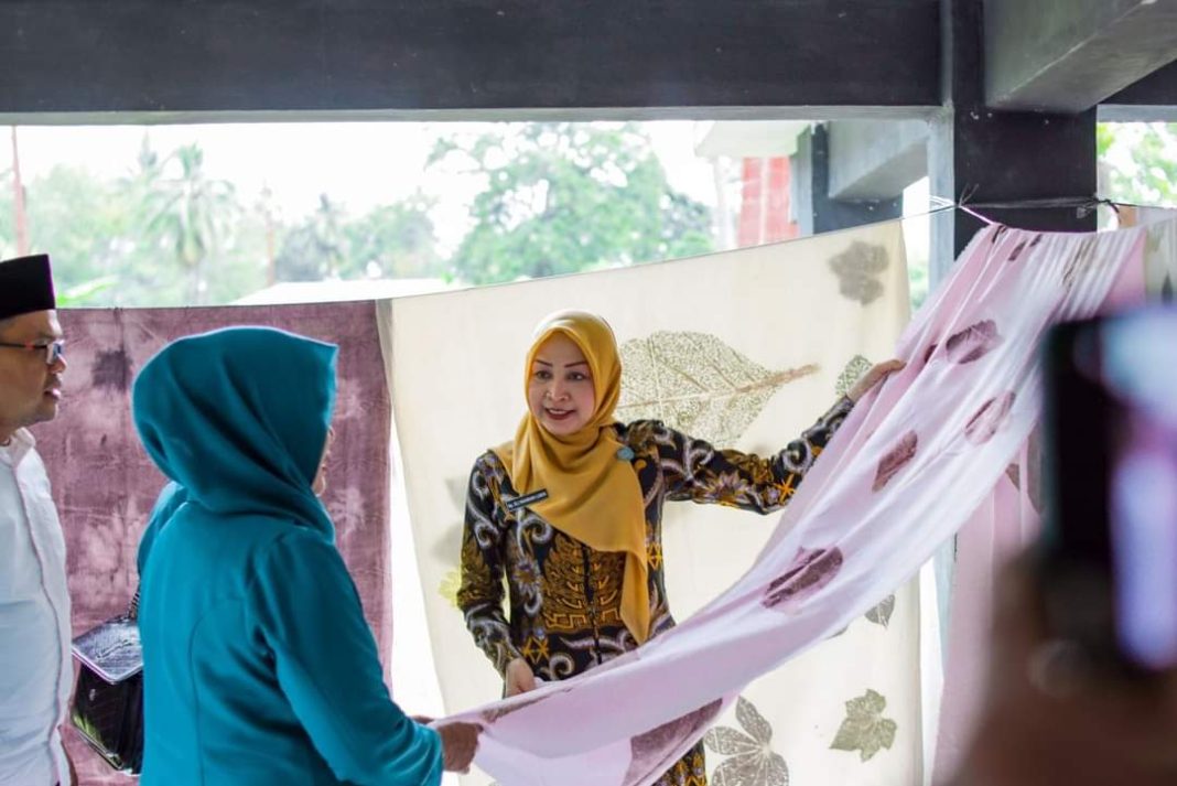 Ketua TP PKK Kabupaten Madina Ny Eli Mahrani Jafar Sukhairi Nasution beserta rombongan saat mengunjungi rumah produksi kain batik ecoprint di Desa Huta Bargot Dolok, Kecamatan Huta Bargot, Sabtu, (11/11/2023). (Dok/Kominfo Madina)