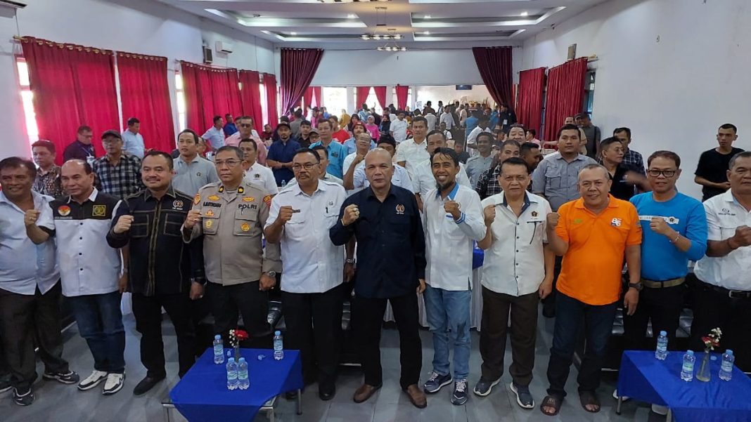 Ketua PWI Sumut Farianda Putra Sinik SE foto bersama dengan lainnya usai membuka pelatihan jurnalistik dan orientasi organisasi anggota muda PWI Sumut di Hotel Rudang Berastagi, Rabu (15/11/2023)