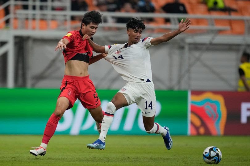 Duel antara bek tengah Korea Selatan U-17, You Min-jun dengan gelandang Amerika Serikat U-17, Taha Habroune pada laga pertama Grup E Piala Dunia U-17 2023, Minggu (12/11/2023) WIB.