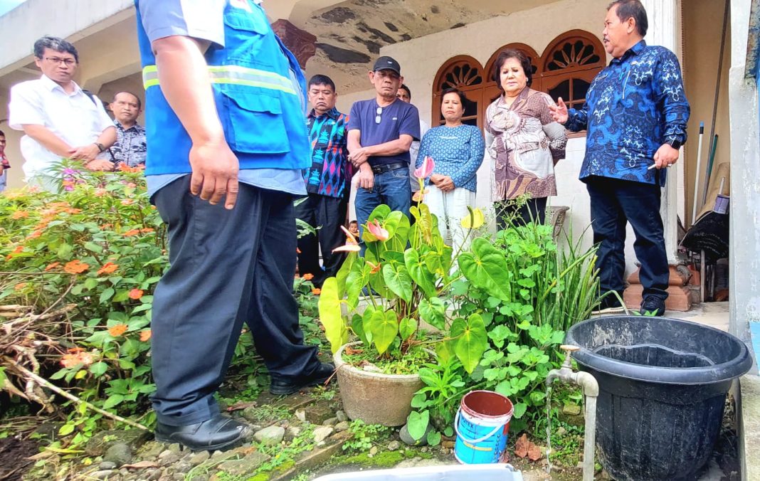 Bupati Karo Cory Br Sebayang didampingi Sekda Terkelin Kamperas Purba serta Direktur PDAM Tirta Malem Jusup Sukatendel meninjau uji coba pelayanan 24 jam air bersih dari PDAM Tirta Malem di Kabanjahe, Jumat (3/11/2023).