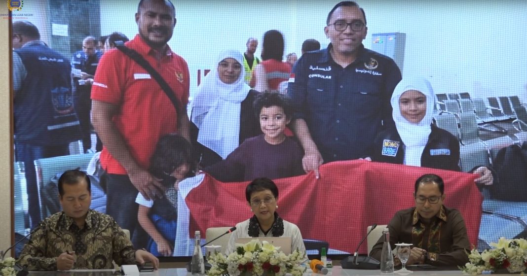 Menlu RI Retno LP Marsudi memberikan keterangan pers mengenai evakuasi WNI dari Gaza.