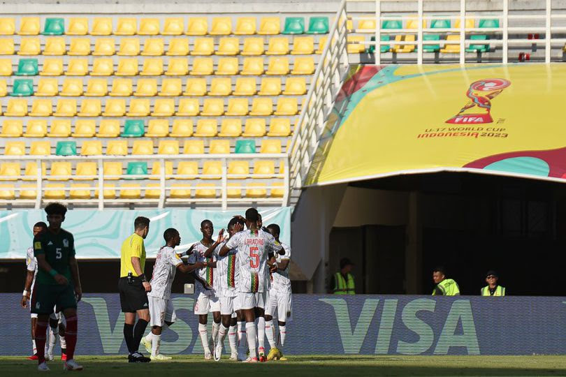 Selebrasi Timnas Mali U-17 usai menjebol gawang Meksiko di laga 16 besar Piala Dunia U-17 2023 di Gelora Bung Tomo, Selasa (21/11/2023) sore WIB.