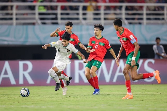 Aksi striker Timnas Indonesia U-17 Arkhan Kaka di laga lawan Maroko U-17 di matchday 3 Grup A Piala Dunia U-17 2023 di Stadion Gelora Bung Tomo, Surabaya, Kamis (16/11/2023).