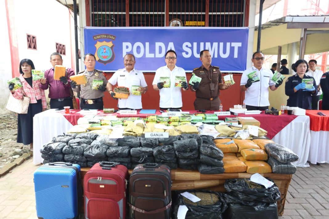 Direktur Narkoba Polda Sumut Kombes Pol Yemi Mandagi menunjukkan barang bukti narkoba yang akan dimusnahkan di Mapolda Sumut, Rabu (8/11/2023). (Dok/ Polda Sumut)