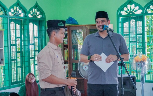 Wali Kota Medan Bobby Nasution saat menghadiri Dzikir dan Doa jelang hari Ulang tahun Ikatan Pelajar Al Washliyah ke-70 tahun di Aula Qismul’ali Perguruan Al Washliyah Jalan Ismaliyah, Sabtu (11/11/2023). (Dok/Kominfo Medan)