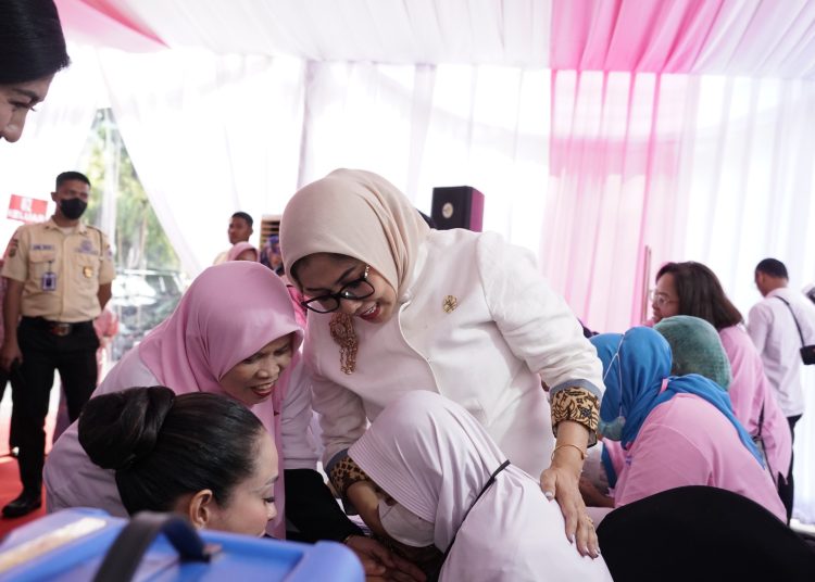 Kemenkes dan OASE KIM Bidang 2 menggelar pemberian imunisasi HPV pada anak bertajuk “Sehatkan Anak Indonesia dengan Imunisasi HPV”, di Halaman Gedung Sujudi, Kemenkes, Kamis (16/11/2023). (Dok/Kemenkes RI)