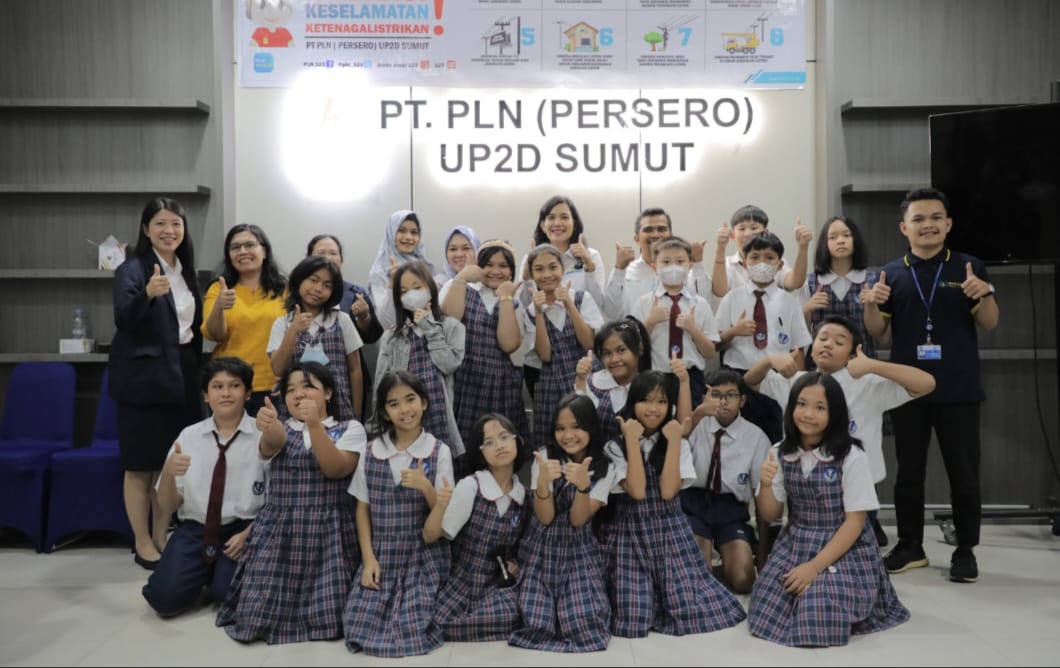 Siswa SD Dian Harapan Medan melakukan sesi foto bersama di Gedung PLN UP2D Sumut, Senin (6/11/2023). (Dok/PLN)