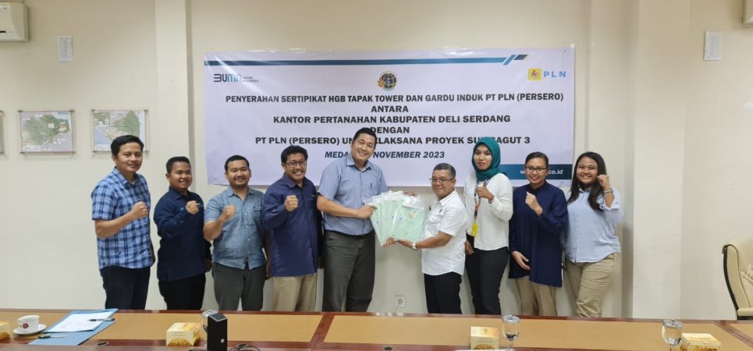 Kepala kantor Pertanahan Kabupaten Deliserdang menyerahkan 24 Sertipikat HGB kepada UIP SBU melalui PLN UPP SBU 3 dan foto bersama. (Dok/PLN)