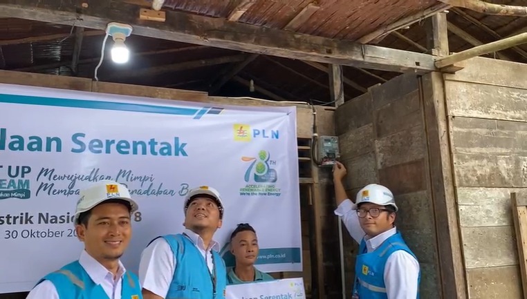 PLN UID Sumut melalui program Light Up The Dream melaksanakan penyalaan listrik serentak di seluruh wilayah kerjanya melalui program Light Up The Dream, Senin (30/10/2023). (Dok/PLN)