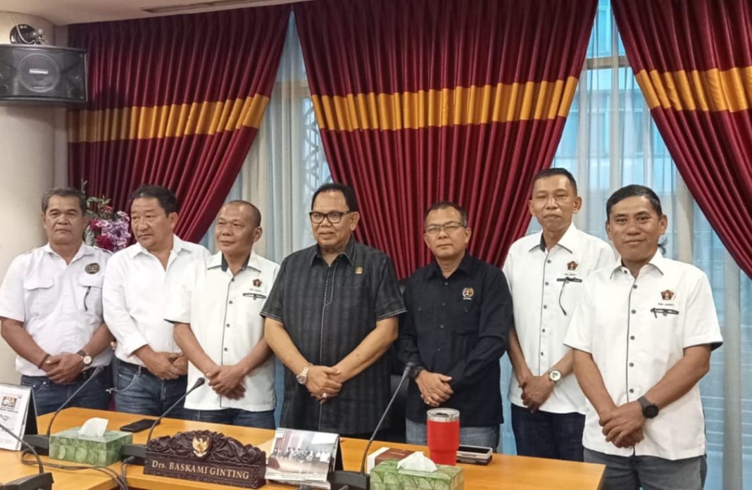 Ketua DPRD Sumut Drs Baskami Ginting foto bersama dengan Panitia Natal PWI Sumut yang Josmarlin Tambunan (ketua), Halomoan Samosir (sekretaris), Charles Daulay (bendahara), Sumuang Nababan (wakil ketua), Maju Manalu (wakil sekretaris), Ramli Sarumaha (sie acara) dan Mulyadi Hutahean (sie penerima tamu), saat beraudiensi di Ruang Rapat Ketua DPRD Sumut, Kamis (9/11/2023).