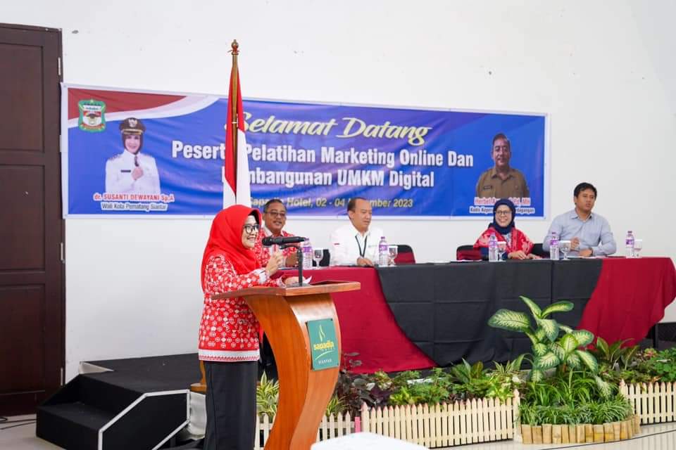 Wali Kota Pematangsiantar Susanti Dewayani membuka pelatihan marketing online dan pembangunan UMKM digital di Marihat Room Hotel Sapadia Jalan Diponegoro, Kota Pematangsiantar, Kamis (2/11/2023). (Dok/Kominfo Pematangsiantar)