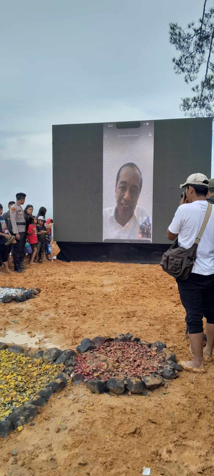 Wali Kota Medan Boby Nasution melakukan peletakan batu pertama monumen Jokowi bersama Bupati Karo Cory Sriwati Sebayang didampingi panitia pembangunan dan tokoh masyarakat LMD, Desa Kuta Mbelin Kecamatan Lau Baleng, Kabupaten Karo, Sabtu (4/11/2023).