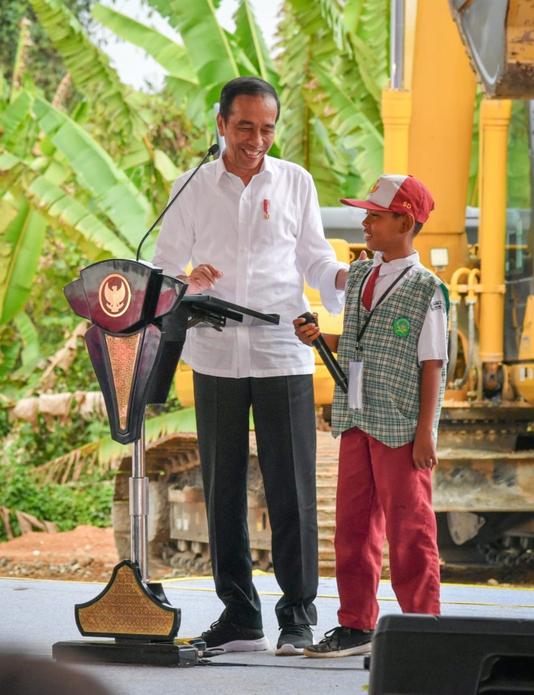 Presiden Joko Widodo melakukan peletakan batu pertama revitalisasi Sekolah Dasar Negeri 020 Sepaku, Kabupaten Penajam Paser Utara, Provinsi Kalimantan Timur, Rabu (1/11/2023). (Dok/BPMI Setpres)