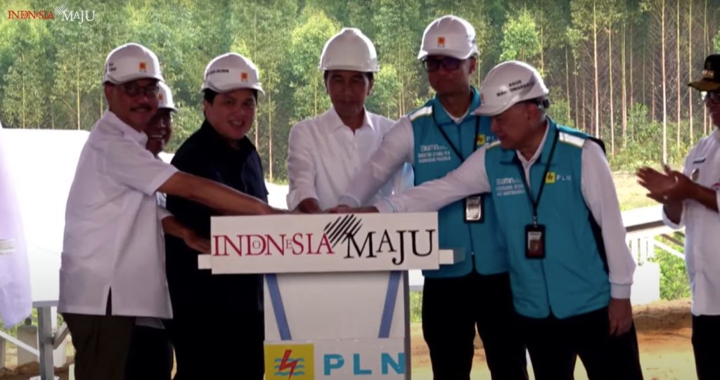 Presiden Jokowi melakukan peletakan batu pertama pembangunan PLTS di IKN, Penajam Paser Utara, Kalimantan Timur, Kamis (2/11/2023).