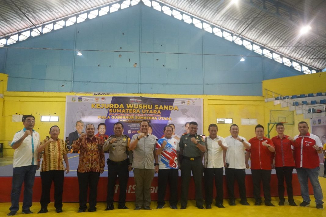 Kadispora Sumut H Baharuddin Siagian foto bersama usai membuka Kejurda Wushu Sanda di Gor Asber Nasution, Kamis (2/11/2023). (Dok/Kominfo Tebingtinggi)