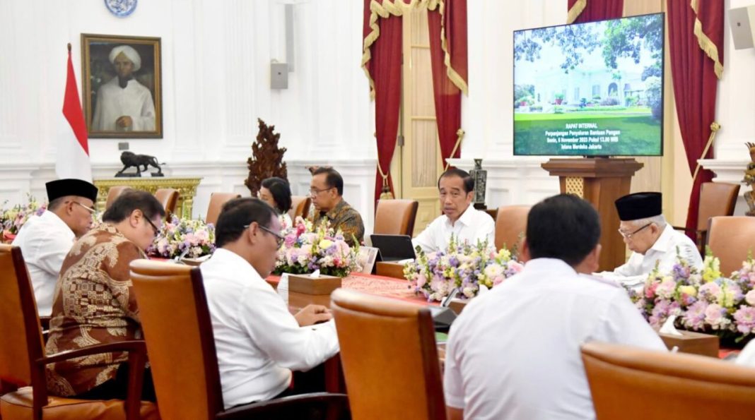 Presiden Jokowi menggelar rapat bersama sejumlah Menteri Kabinet Indonesia Maju yang membahas soal perpanjangan penyaluran bantuan pangan di Istana Merdeka, Jakarta.