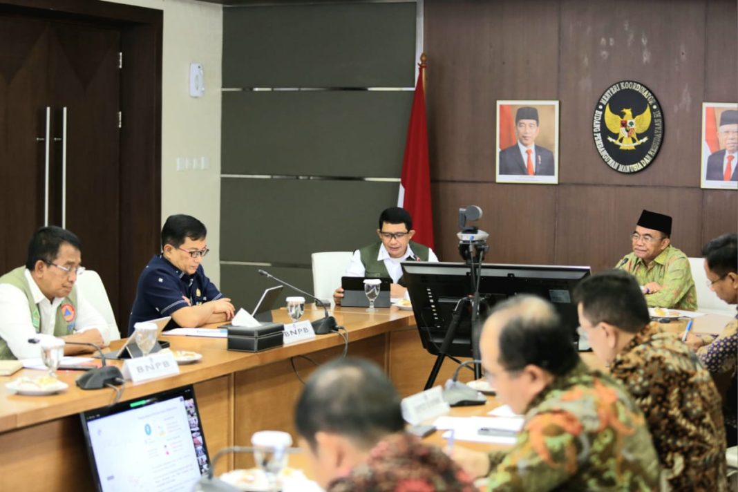 Kepala BNPB Letjen TNI Suharyanto SSos MM menghadiri Rapat Tingkat Menteri yang dipimpin Menteri Koordinator Bidang Pembangunan Manusia dan Kebudayaan Muhadjir Effendy di Kantor Kemenko PMK, Jakarta, Selasa (21/11/2023). (Dok/Humas BNPB)