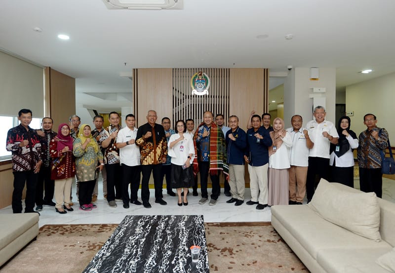 Kepala Biro Bidang Ekonomi Setdaprov Sumut Poppy Marulita Hutagalung yang mewakili Sekda Provinsi Sumut foto bersama dengan lainnya saat menerima kunjungan rombongan Pemkab Sleman di Kantor Gubernur Sumut, Jalan Pangeran Diponegoro, Nomor 30 Medan, Rabu (8/11/2023). (Dok/Kominfo Sumut)