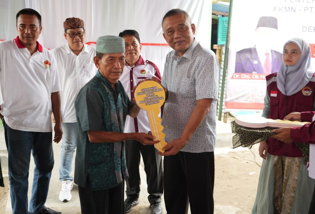 Asisten Perekonomian dan Pembangunan Setda Kota Medan Agus Suriyono ketika mewakili Wali Kota Medan Bobby Nasution dalam acara penyerahan kunci bedah rumah hasil kolaborasi FKMN dengan PT Inalum yang berlokasi di Jalan Avros, Gang Mancang, Kecamatan Medan Maimun, Sabtu (4/11/2023). (Dok/Kominfo Medan)