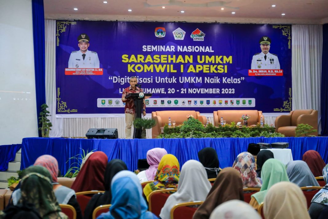 Seminar Nasional yang bertemakan Digitalisasi untuk UMKM naik kelas mengisi kegiatan hari kedua Sarasehan UMKM Komwil I Apeksi yang berlangsung di GOR Universitas Malikussaleh Lhokseumawe, Senin (20/11/2023). (Dok/Kominfo Medan)