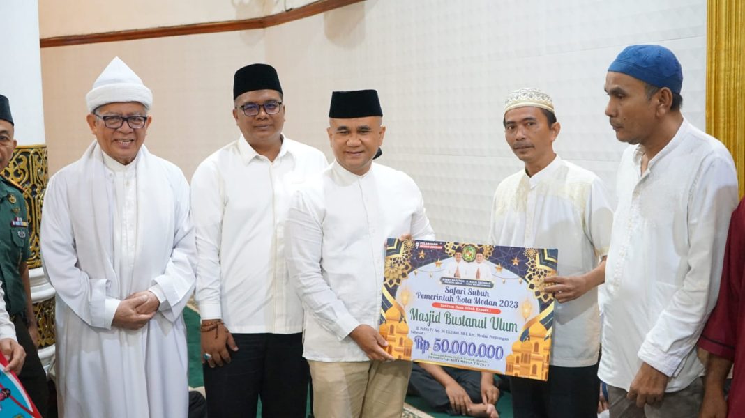 Asisten Pemerintahan dan Kesejahteraan Rakyat Setda Kota Medan M Sofyan saat mewakili Wali Kota Medan dalam acara Safari Subuh yang diadakan di Masjid Bustamul Ulum, jalan Pelita, Kecamatan Medan Perjuangan, Selasa (31/10/2023). (Dok/Kominfo Medan)