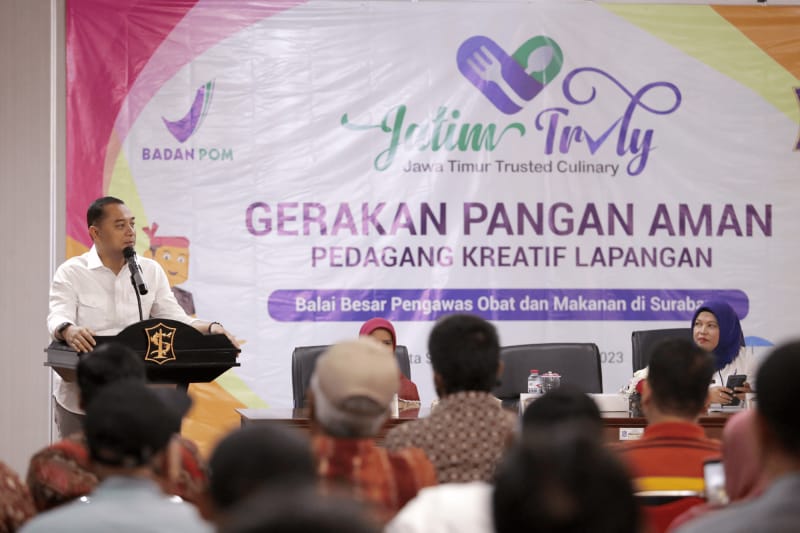 Sosialisasi dan pengecekan sampel makanan terhadap 100 pedagang SWK di Convention Hall lantai 4 Gedung Siola, Kamis (2/11/2023).